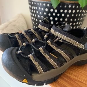 Keen Black and stone gray Newport H2 kids washable sandals size C12